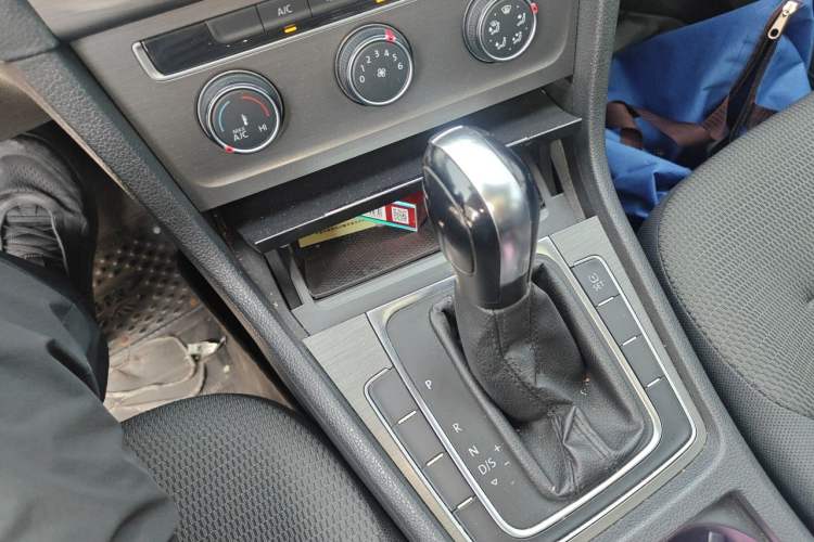 Used Volkswagen Golf 2014 1.6L Automatic Comfort Model Gear Lever