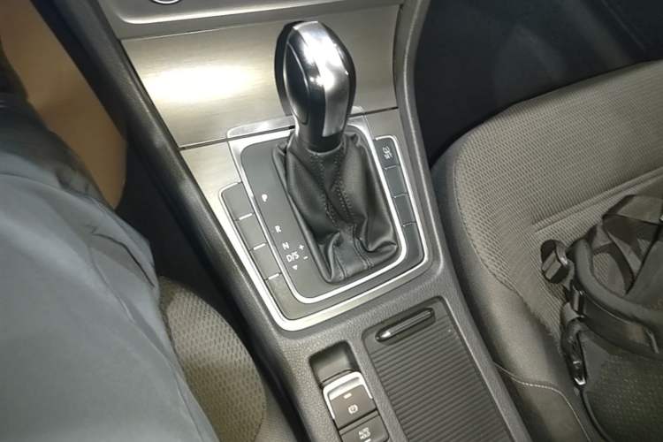Used Volkswagen Golf 2014 1.6L Automatic Comfort Model Gear Lever