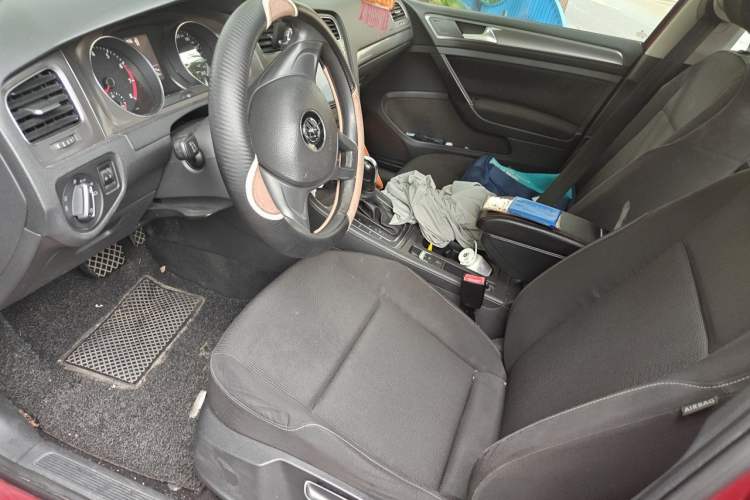 Used Volkswagen Golf 2014 1.6L Automatic Fashion Model Left Front Seat