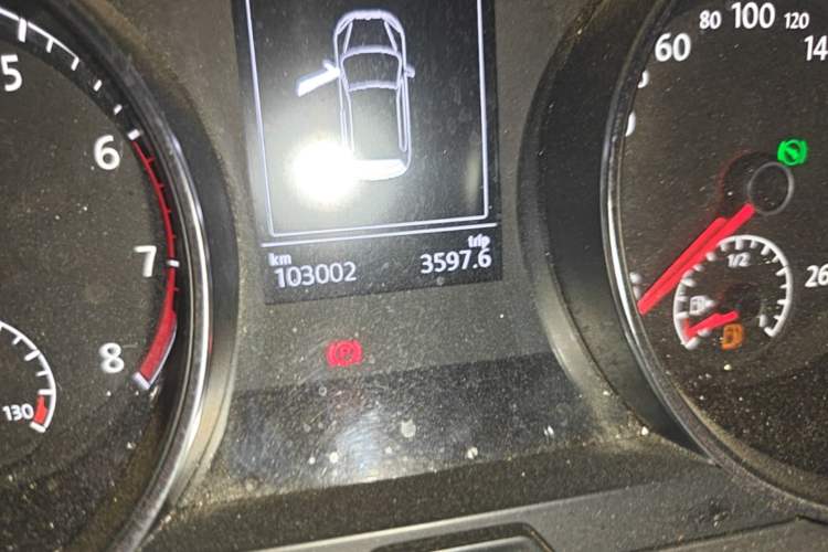 Used Volkswagen Golf 2014 1.4TSI Automatic Comfort Model Odometer Close Up
