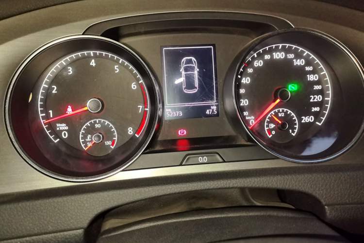 Used Volkswagen Golf 2014 1.4TSI Automatic Comfort Model Odometer Close Up