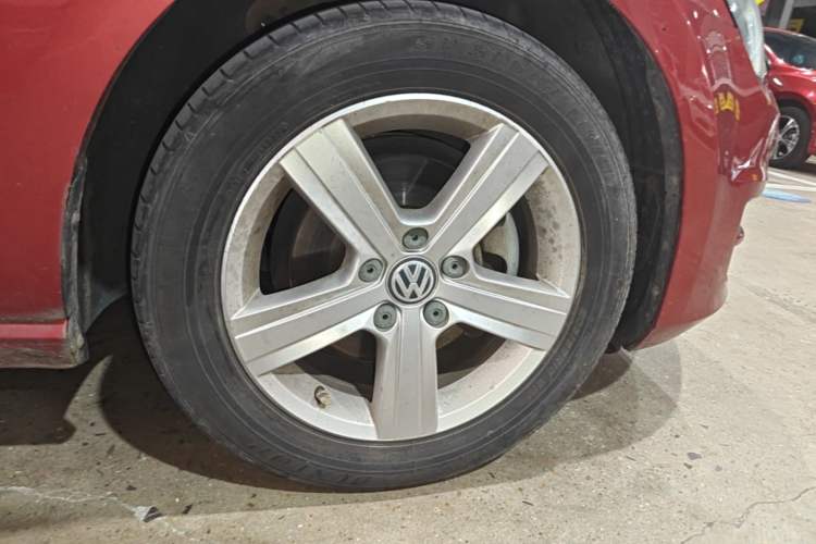 Used Volkswagen Golf 2014 1.4TSI Automatic Comfort Model Right Front Wheel Hub