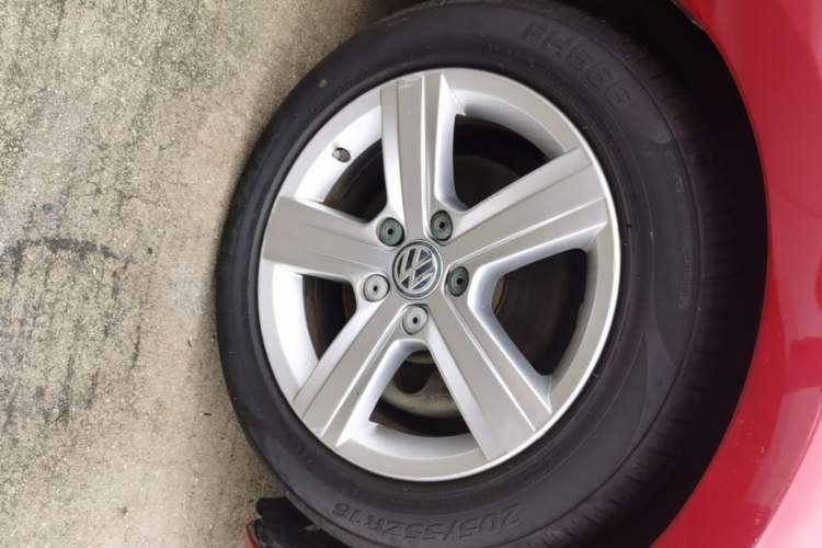 Used Volkswagen Golf 2014 1.6L Automatic Comfort Model Right Front Wheel Hub