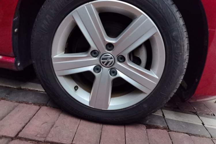 Used Volkswagen Golf 2014 1.4TSI Automatic Comfort Model Right Front Wheel Hub