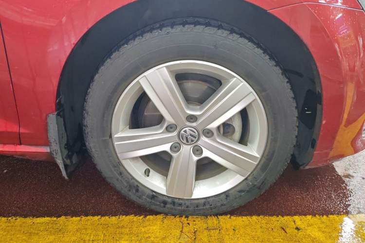 Used Volkswagen Golf 2014 1.6L Automatic Comfort Model Right Front Wheel Hub