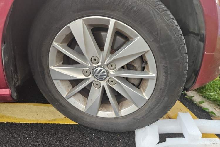 Used Volkswagen Golf 2014 1.6L Automatic Fashion Model Right Front Wheel Hub