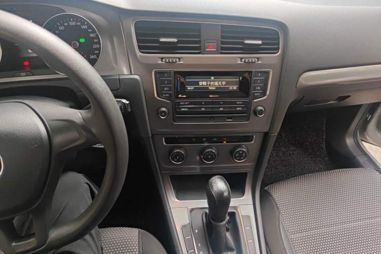 Used Volkswagen Golf 2014 1.6L Automatic Fashion Model Audio And AC Panel
