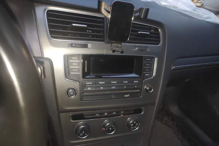Used Volkswagen Golf 2014 1.4TSI Automatic Comfort Model Audio And AC Panel