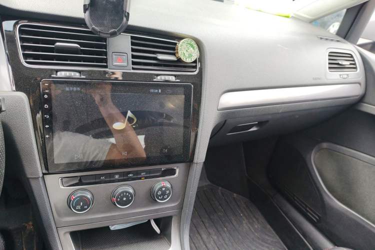 Used Volkswagen Golf 2014 1.6L Manual Fashion Edition Audio And AC Panel