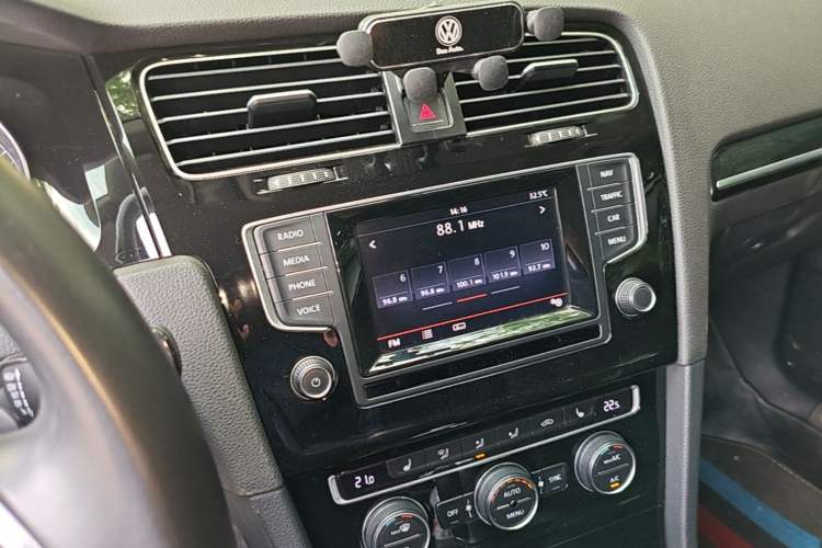 Used Volkswagen Golf 2014 1.4TSI Luxury Travel Edition Audio And AC Panel