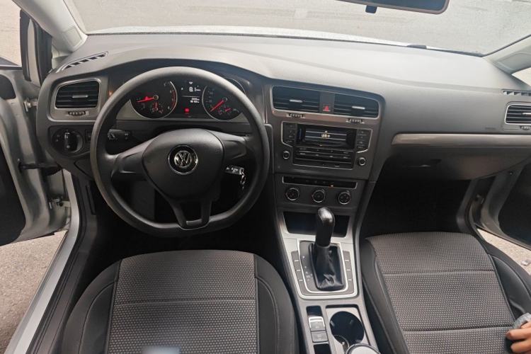 Used Volkswagen Golf 2014 1.6L Automatic Fashion Model Center Console