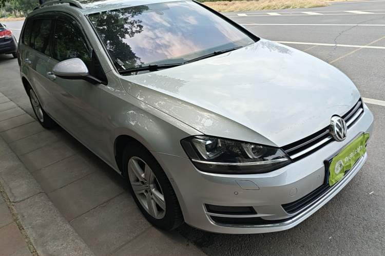 Used Volkswagen Golf 2014 1.4TSI Luxury Travel Edition Front Right 45 Deg