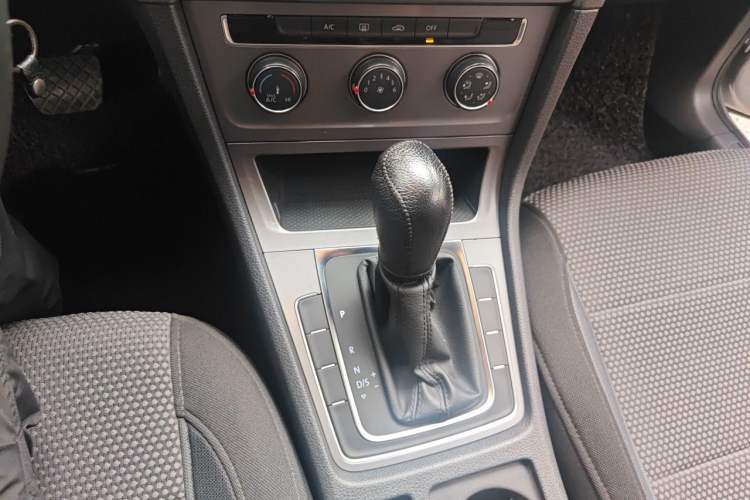 Used Volkswagen Golf 2014 1.6L Automatic Fashion Model Gear Lever