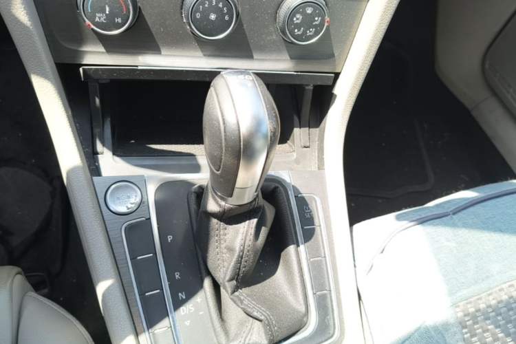 Used Volkswagen Golf 2014 1.4TSI Automatic Luxury Model Gear Lever