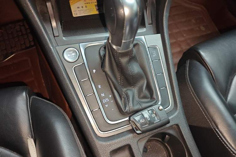 Used Volkswagen Golf 2014 1.4TSI Automatic Luxury Model Gear Lever