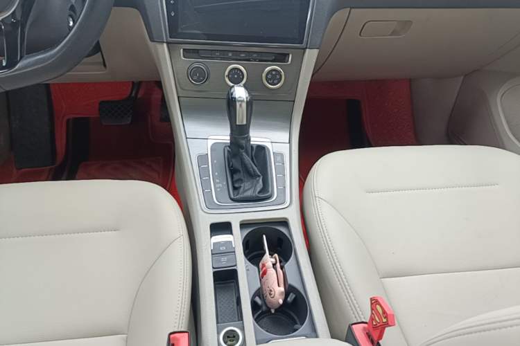 Used Volkswagen Golf 2014 1.4TSI Automatic Comfort Model Gear Lever