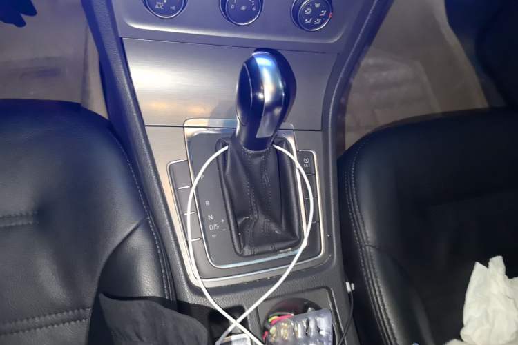 Used Volkswagen Golf 2014 1.6L Automatic Comfort Model Gear Lever
