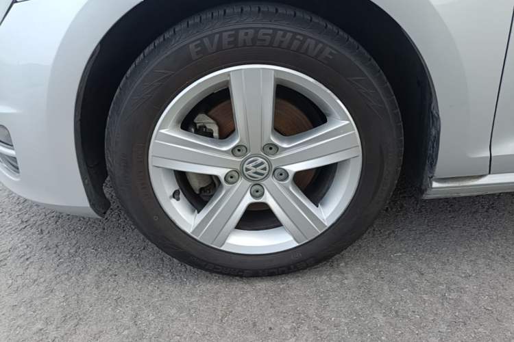 Used Volkswagen Golf 2014 1.4TSI Automatic Comfort Model Left Front Wheel Hub