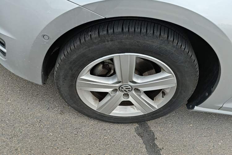 Used Volkswagen Golf 2014 1.4TSI Luxury Travel Edition Left Front Wheel Hub