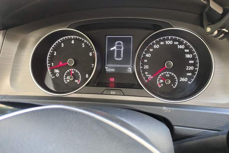 Used Volkswagen Golf 2014 1.4TSI Automatic Comfort Model Odometer Close Up