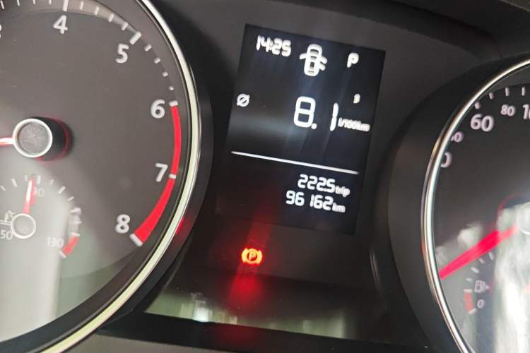 Used Volkswagen Golf 2014 1.6L Automatic Fashion Model Odometer Close Up