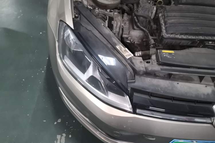 Used Volkswagen Golf 2014 1.6L Automatic Comfort Model Right Front Headlight