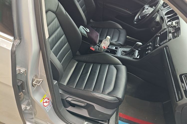 Used Volkswagen Golf 2014 1.4TSI Luxury Travel Edition Right Front Seat