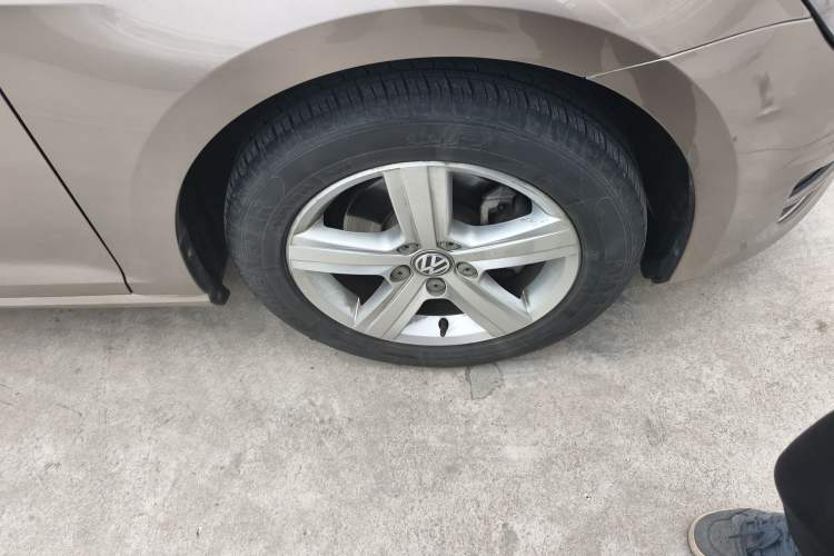 Used Volkswagen Golf 2014 1.4TSI Automatic Comfort Model Right Front Wheel Hub