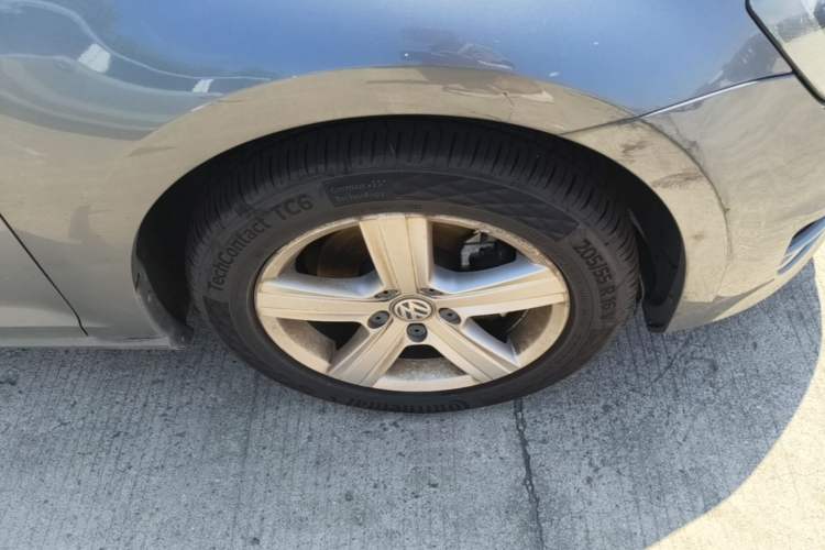 Used Volkswagen Golf 2014 1.4TSI Automatic Luxury Model Right Front Wheel Hub