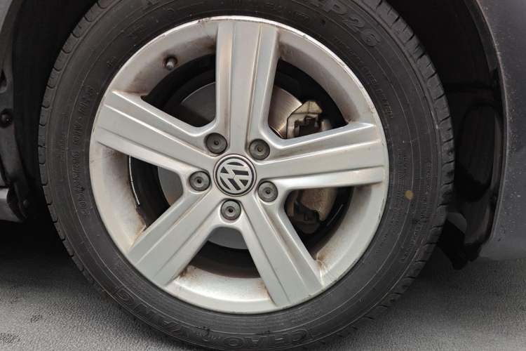 Used Volkswagen Golf 2014 1.4TSI Automatic Luxury Model Right Front Wheel Hub