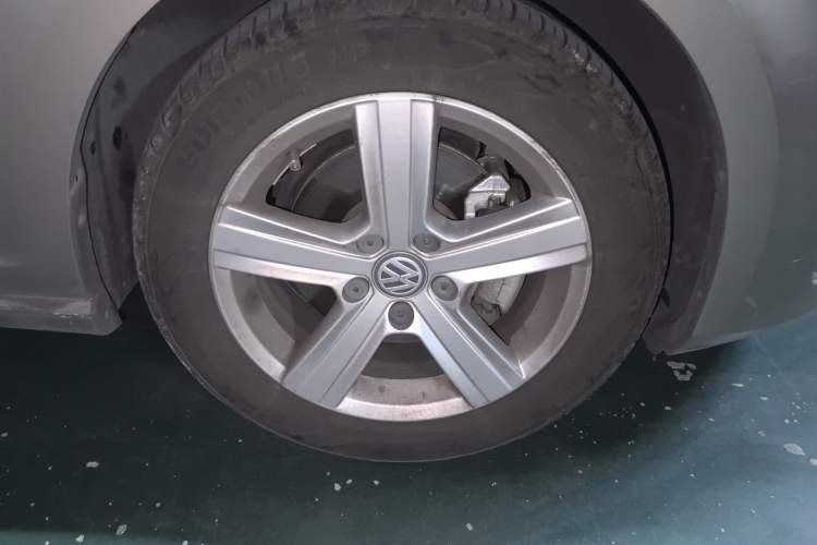 Used Volkswagen Golf 2014 1.6L Automatic Comfort Model Right Front Wheel Hub