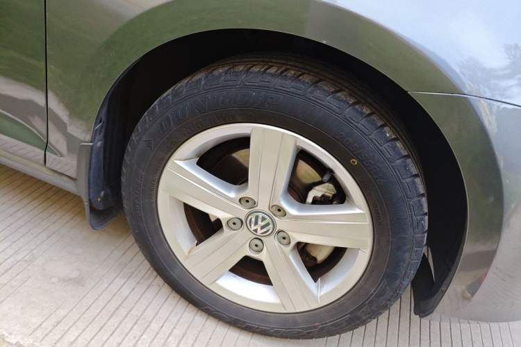Used Volkswagen Golf 2014 1.6L Automatic Comfort Model Right Front Wheel Hub