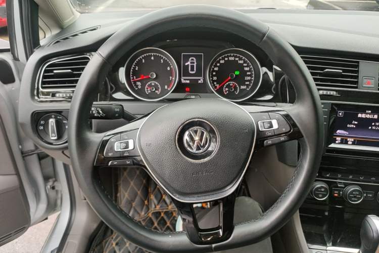 Used Volkswagen Golf 2014 1.4TSI Automatic Flagship Model Steering Wheel