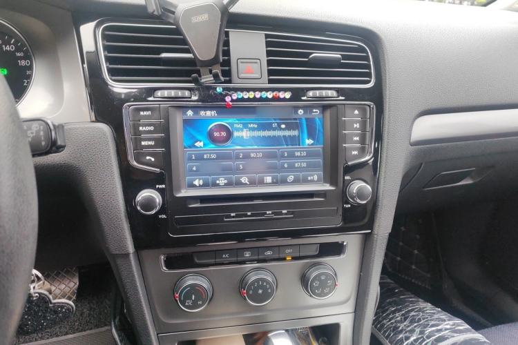 Used Volkswagen Golf 2014 1.6L Automatic Fashion Model Audio And AC Panel