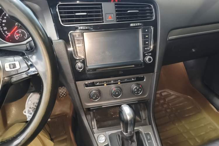 Used Volkswagen Golf 2014 1.4TSI Automatic Luxury Model Audio And AC Panel