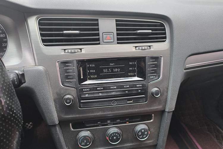Used Volkswagen Golf 2014 1.6L Automatic Comfort Model Audio And AC Panel