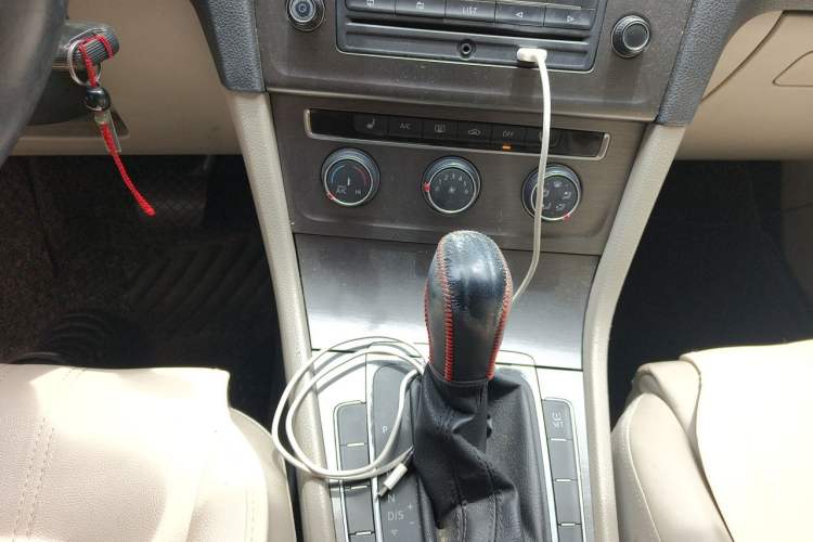 Used Volkswagen Golf 2014 1.6L Automatic Comfort Model Audio And AC Panel