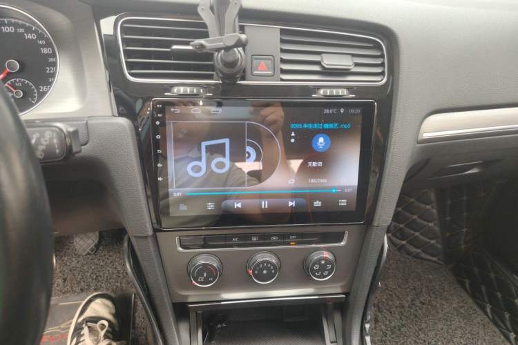 Used Volkswagen Golf 2014 1.4 TSI Manual Comfort Model Audio And AC Panel