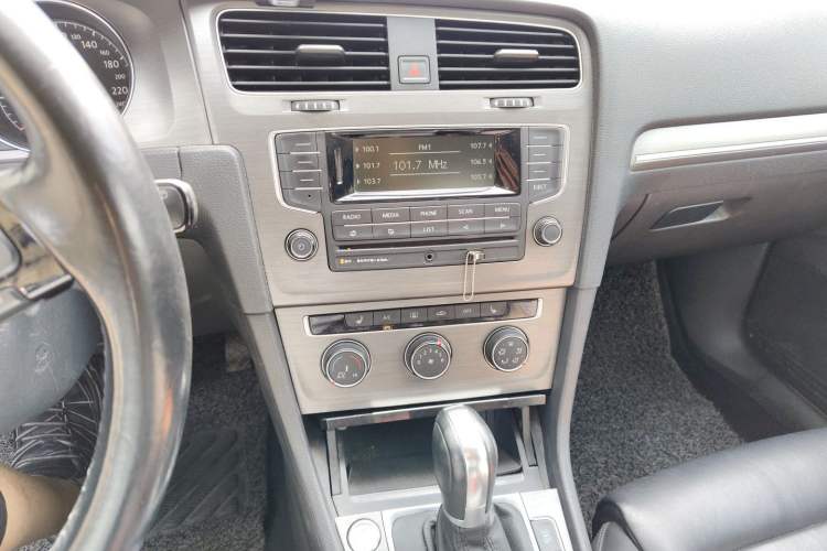 Used Volkswagen Golf 2014 1.4TSI Automatic Luxury Model Audio And AC Panel