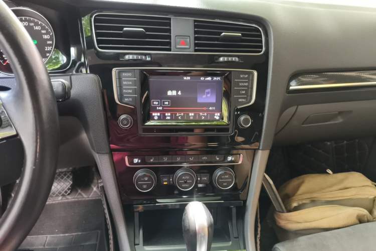 Used Volkswagen Golf 2014 1.4TSI Automatic Flagship Model Audio And AC Panel