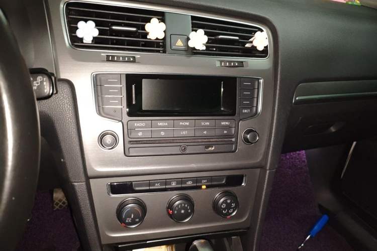 Used Volkswagen Golf 2014 1.6L Automatic Comfort Model Audio And AC Panel