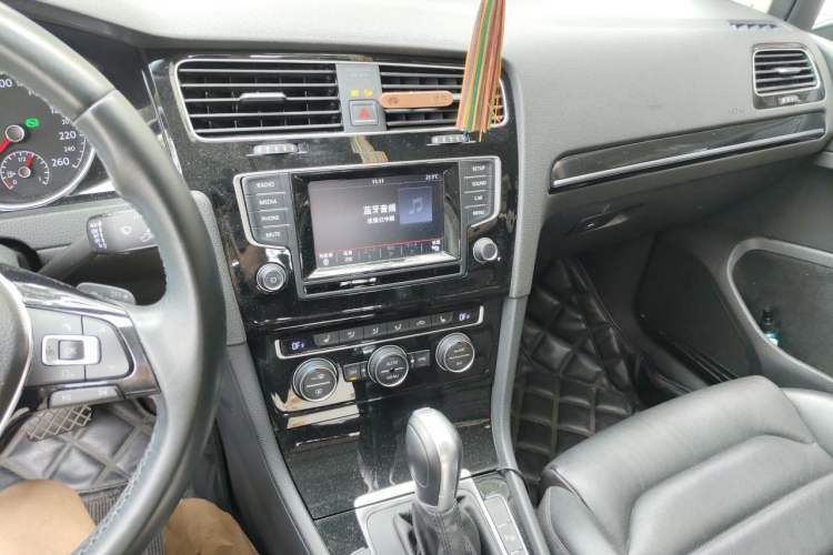 Used Volkswagen Golf 2014 1.4TSI Luxury Travel Edition Audio And AC Panel