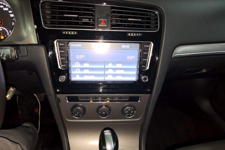 Used Volkswagen Golf 2014 1.4TSI Automatic Comfort Model Audio And AC Panel