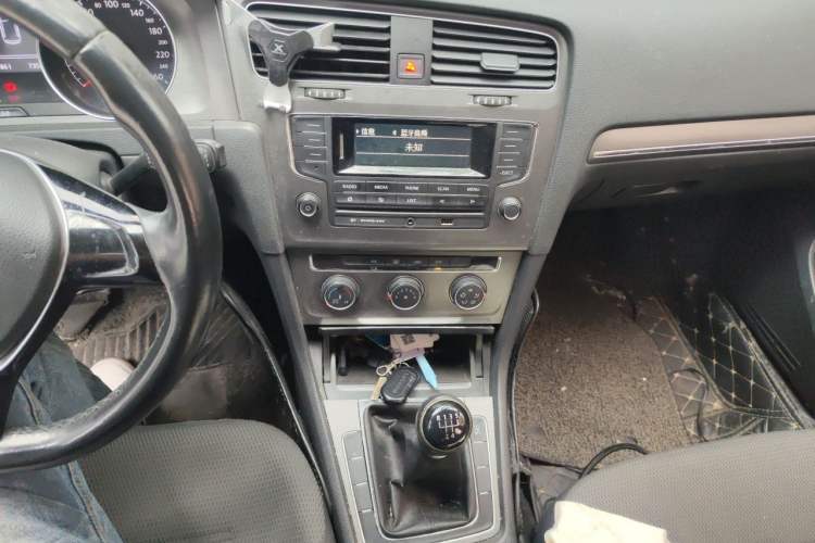 Used Volkswagen Golf 2014 1.4 TSI Manual Comfort Model Audio And AC Panel