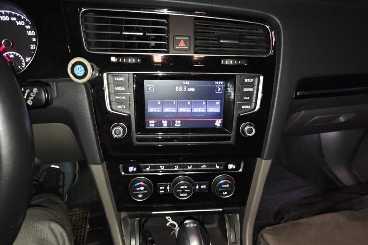 Used Volkswagen Golf 2014 1.4TSI Automatic Flagship Model Audio And AC Panel