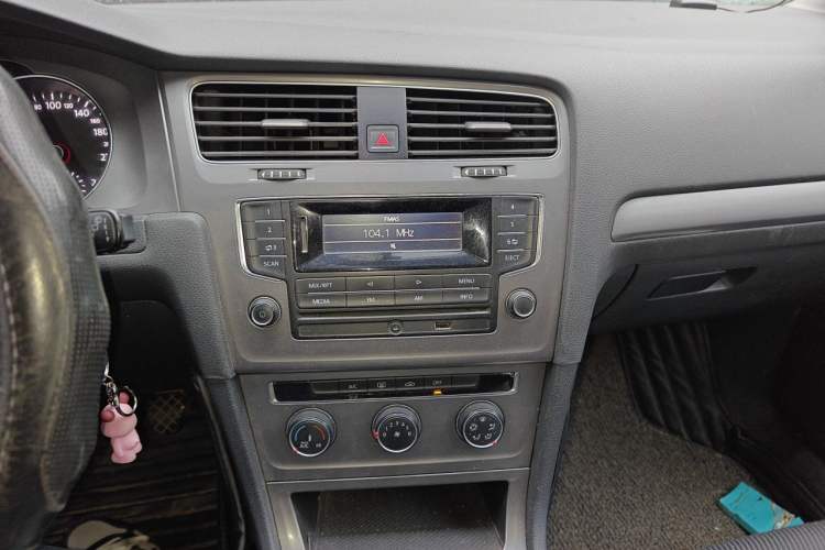 Used Volkswagen Golf 2014 1.6L Manual Fashion Edition Audio And AC Panel
