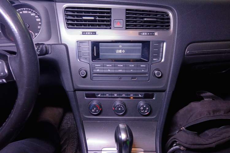 Used Volkswagen Golf 2014 1.4TSI Automatic Luxury Model Audio And AC Panel