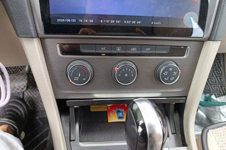 Used Volkswagen Golf 2014 1.6L Automatic Comfort Model Audio And AC Panel