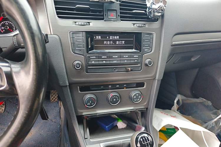 Used Volkswagen Golf 2014 1.4 TSI Manual Comfort Model Audio And AC Panel