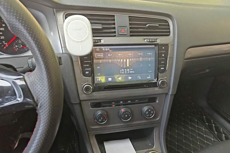 Used Volkswagen Golf 2014 1.6L Manual Fashion Edition Audio And AC Panel